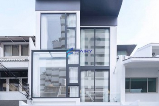 SO682-2021, ขาย Townhome 3 ชั้น 25 ตรว ซอยสุขุมวิท 15 ทำเลดี เพียง 1 นาทีถึง โรงเรียนนานาชาติ NIST และ 5 นาที ถึง BTS อโศก
