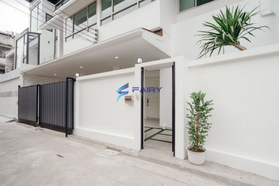 SO682-2022, ขาย Townhome 3 ชั้น 48 ตรวา ซอยสุขุมวิท 15 ทำเลดี เพียง 1 นาทีถึง โรงเรียนนานาชาติ NIST และ 5 นาที ถึง BTS อโศก
